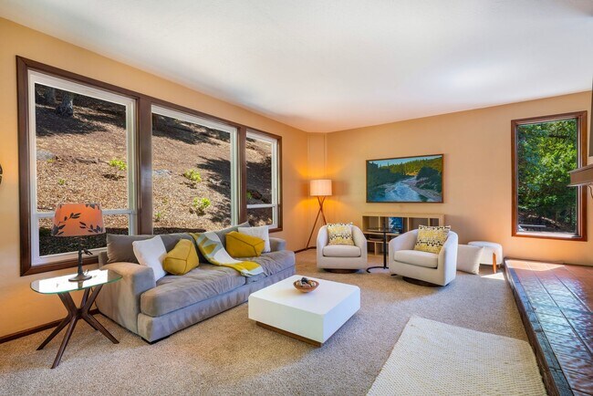 Building Photo - Stunning Mid-Century Modern 5bed/3.5 bath ...