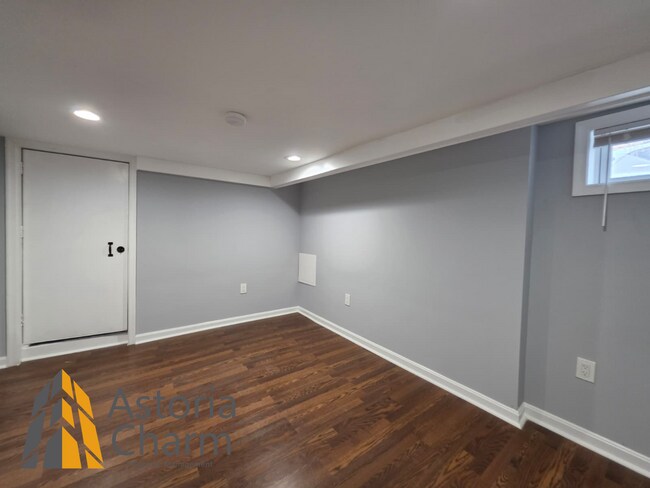 Building Photo - Fully Renovated 3 Bed 3 Bath End Unit Rowhome with Den, Ensuite and Finished Basement