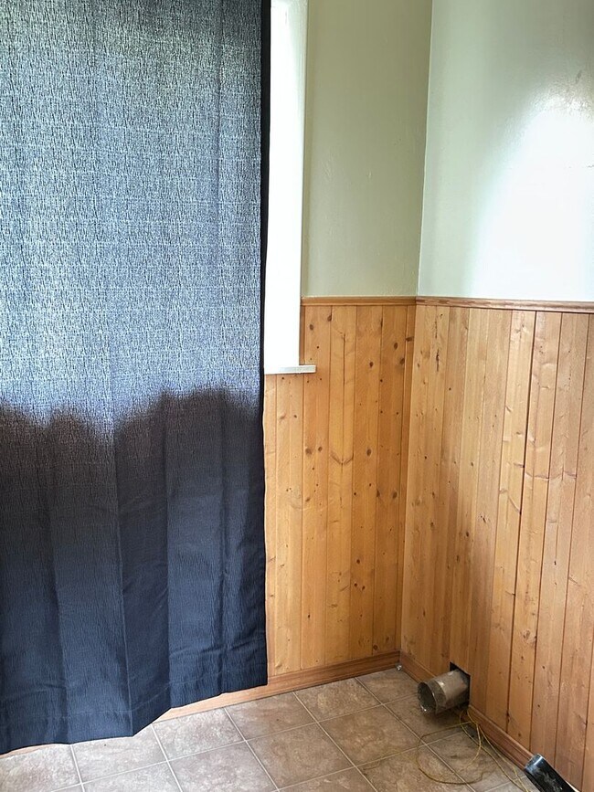 Building Photo - Calm 2 Bedroom, 2 Bath near Cheyenne Canyon