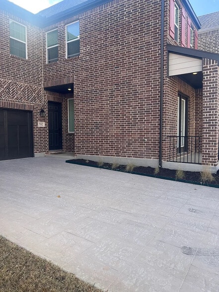 Building Photo - Room in House on Jones Dr