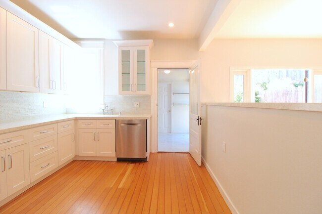 Building Photo - Noe Valley: Renovated Top Floor 2-Story Ap...