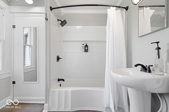 Building Photo - 606 E County Line Rd