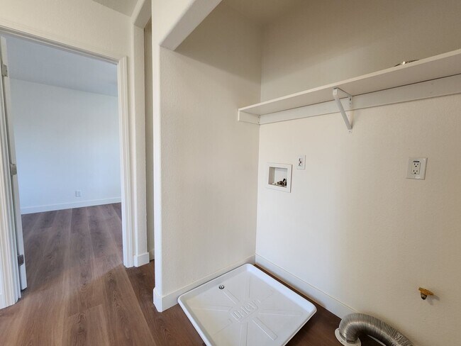 Building Photo - 3 Bedroom Home in NW Santa Rosa