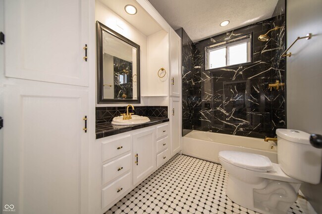 Building Photo - 817 W 5th St