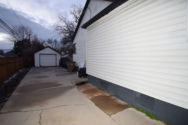 Building Photo - Bright & Updated 3 Bed Near Sugarhouse!!