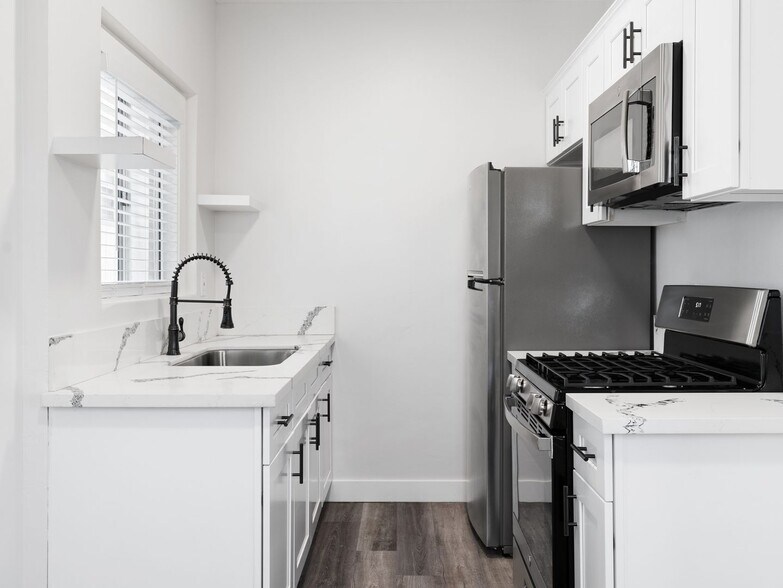 Building Photo - 608 W 6th St