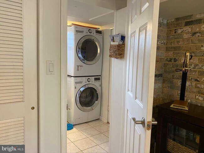 Building Photo - Show stopper