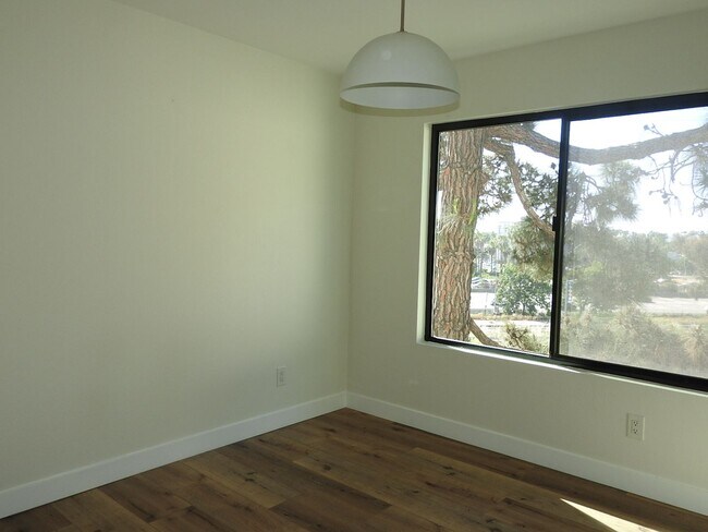 Building Photo - Lovely 2 bed 2bath with Stunning Views