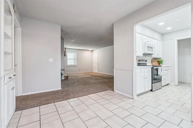 Building Photo - 11417 N May Ave