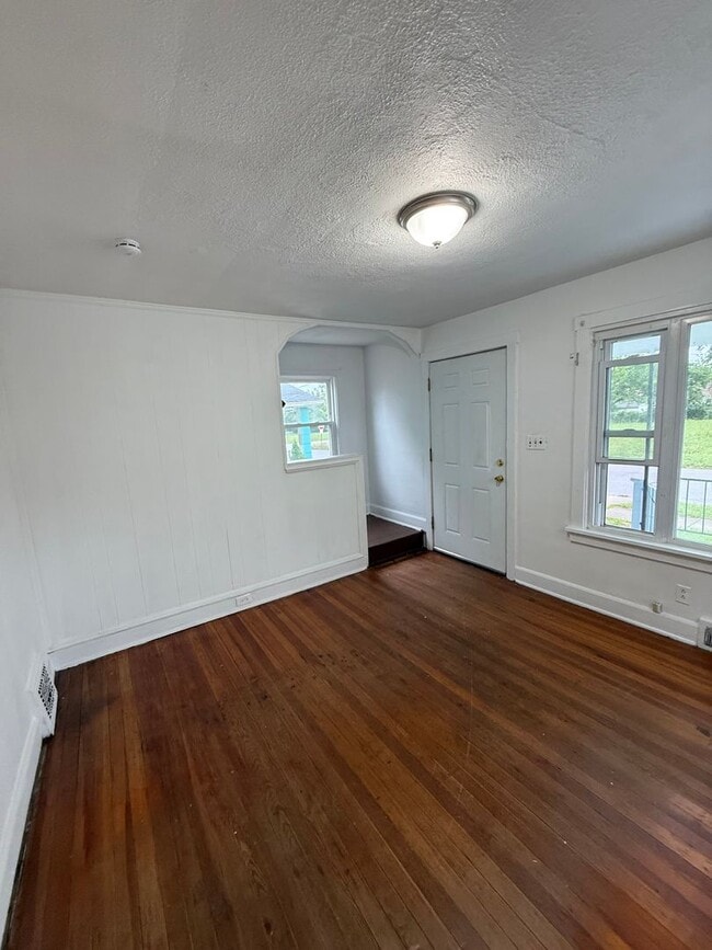 Building Photo - SECTION 8 & EDEN ACCEPTED!! Newly Renovated 3br 2ba Home - 2 Story SFH