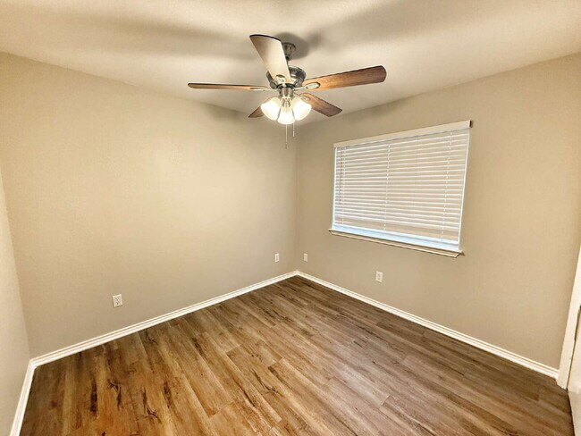 Building Photo - Spacious 3 Bedroom, 2 Bath Duplex with 1-C...