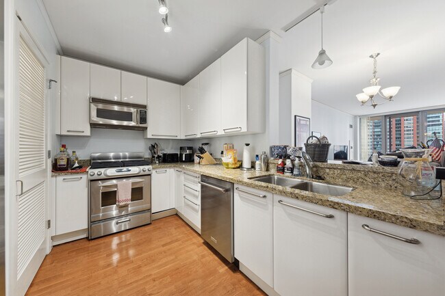 Building Photo - 420 E Waterside Dr