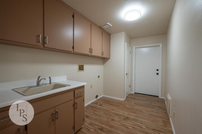 Building Photo - Fresno Westside Farm Home, 2BR/2BA, Built 1992 – Modern Updates!