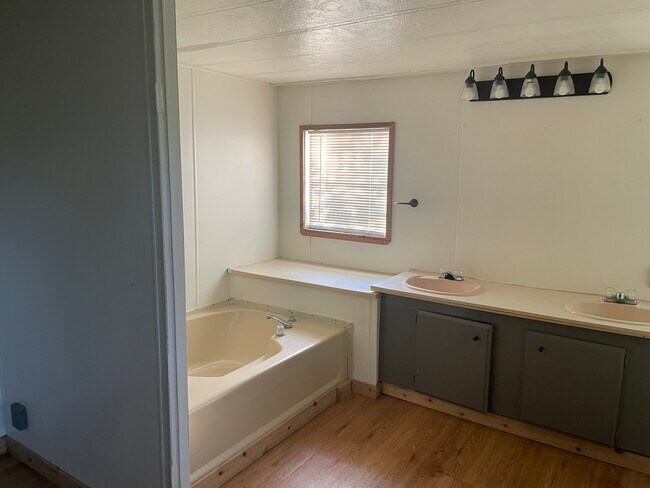 Building Photo - 3818 Co Rd 826