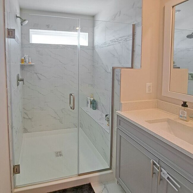 Building Photo - Gorgeous 4-Level Townhome with Rooftop Ter...