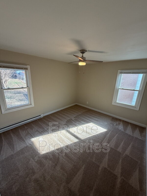 Building Photo - 402 Shaw St