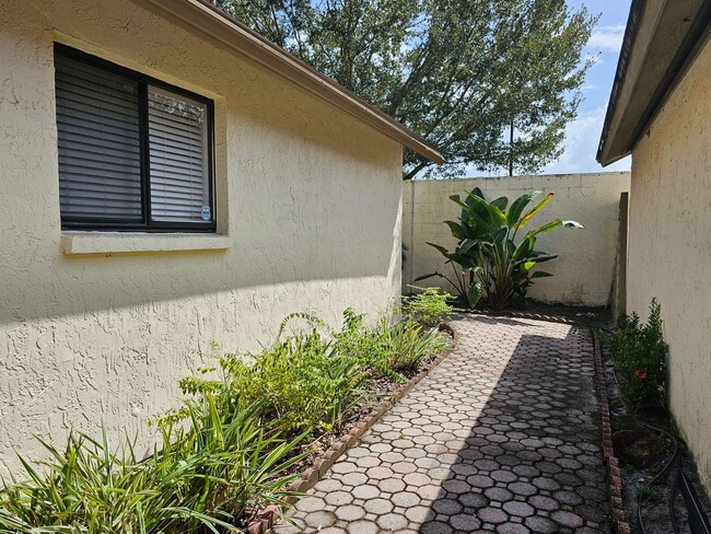 Building Photo - 3 bedroom 2 bath furnished & remodeled hom...