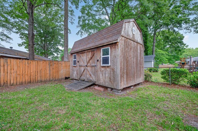 Building Photo - Brick Corner Ranch in Oak Manor-Chesapeake!