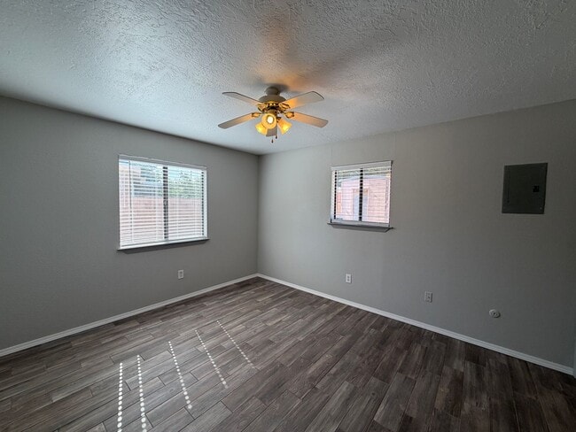 Building Photo - 3 Bedroom Single Story Home Available Near 12th St NW & Menaul Blvd NW!