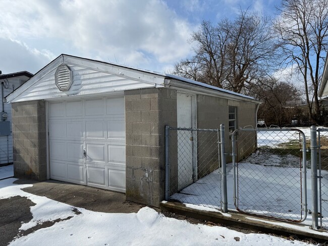 Building Photo - Bullitt County Home