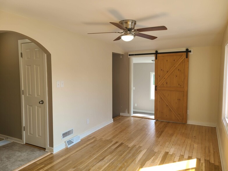 Upstairs living room - 707 E Wood St