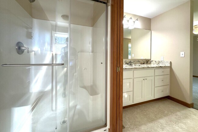 Building Photo - Beautiful Rambler in Gated Camaloch Golf c...