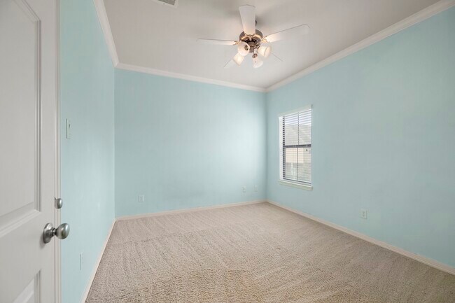 Building Photo - 3019 Royal Oaks Grove