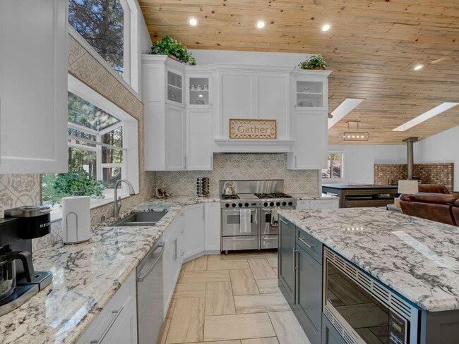 Building Photo - Gorgeous Furnished Country Club Rental