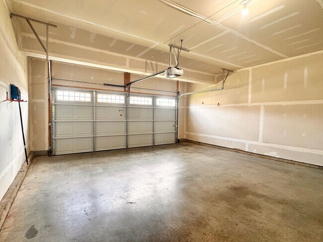 Building Photo - 145 Holly Hill Dr