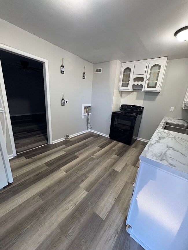 Building Photo - 240 N W Pl