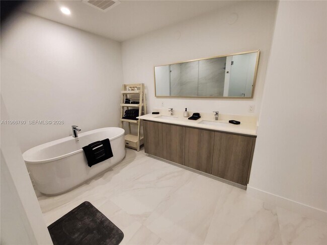 Building Photo - 17550 Collins Ave