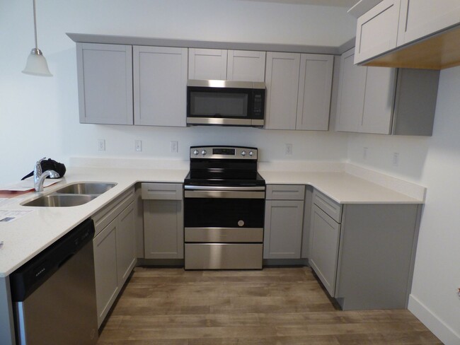 Building Photo - Like New 3 Bd 2 Ba Condo With Garage