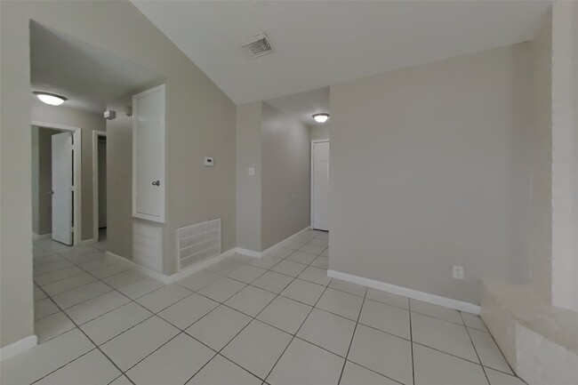 Building Photo - 3446 Edgecreek Dr