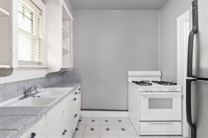 Building Photo - Charming, cozy, and great location!