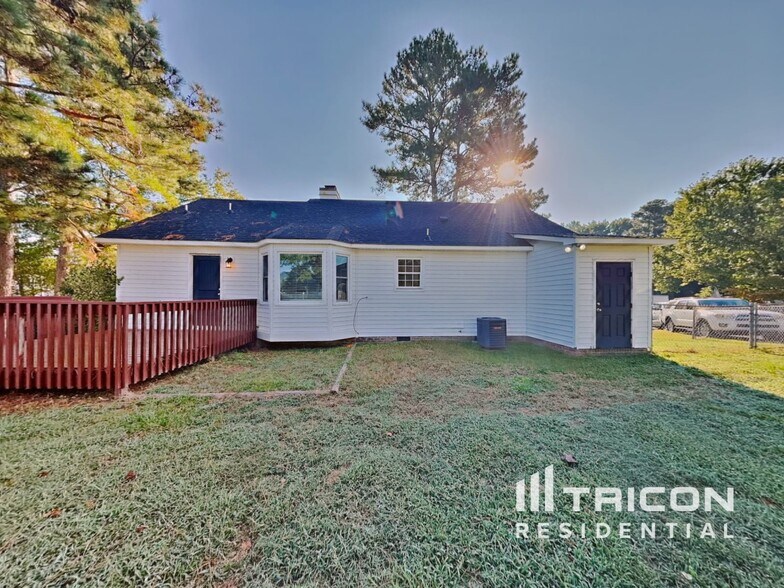 Building Photo - 1004 Spruce Dr