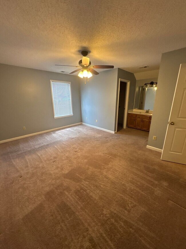 Building Photo - Beautiful 3 Bedroom 2 full bathroom home in Collierville