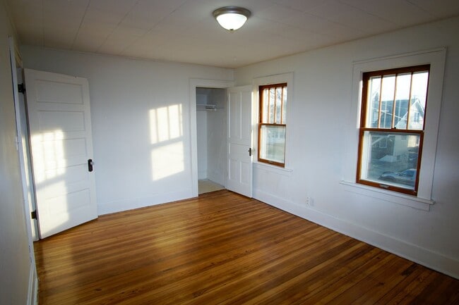 Building Photo - 3 Bedroom Spacious Kenosha Townhouse