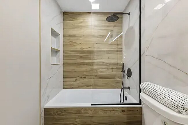 Building Photo - 5901 W Erie St