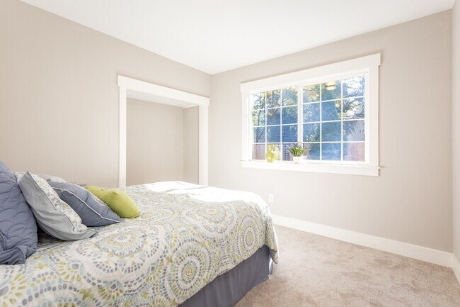 Building Photo - Gorgeous Lake Oswego Remodeled Cottage