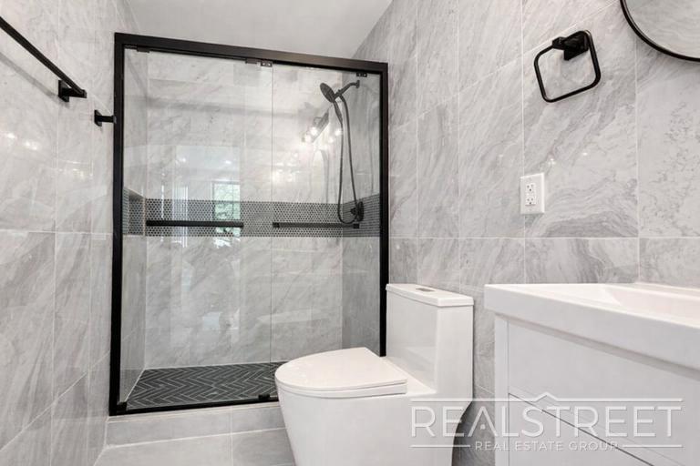 Building Photo - Sun-Filled 2 Bed / 2 Bath w/ King Primary, Walk-In Closet – Steps from Gates J