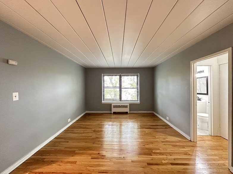 Building Photo - 1360 W Touhy Ave