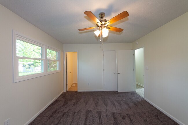 Building Photo - Updated 3 bedroom 1.5 bath home in desirab...