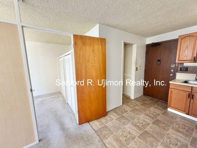 Building Photo - 1560 Kanunu St