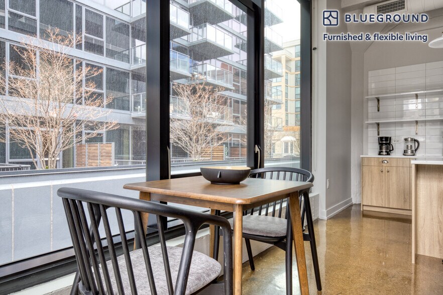Building Photo - 676 North LaSalle Drive-SI FL4-ID897