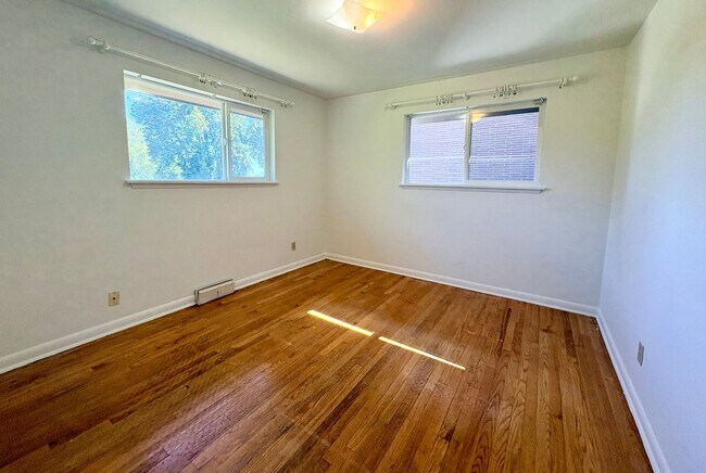 Building Photo - 5 Bed/1.5 Bath Beacon Hill Home with Gorgeous Views!
