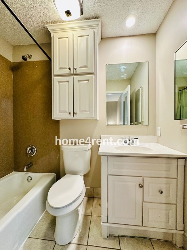 Building Photo - Beautiful Overland Park Townhome w/ Wood Floors, Large Open Kitchen and a Community Pool!