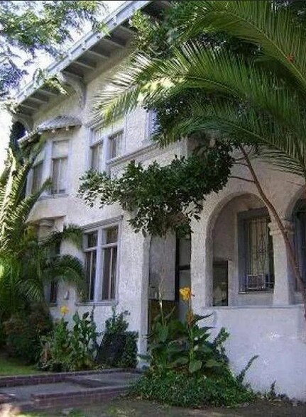 Building Photo - 1114 Poinsettia Dr