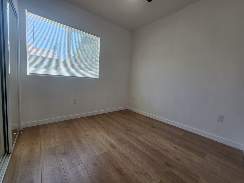 Building Photo - 10940 Oxnard St