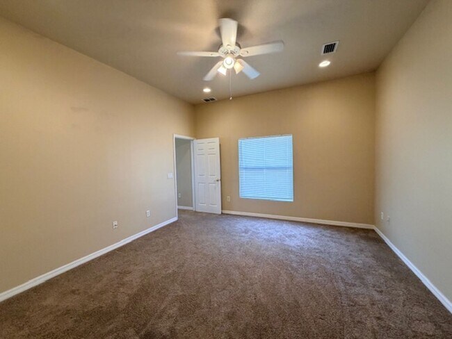 Building Photo - Spacious 4 bedroom, 2.5 bath, 2 car garage home for rent on a corner lot!