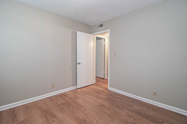 Building Photo - 807-B Golfview Place